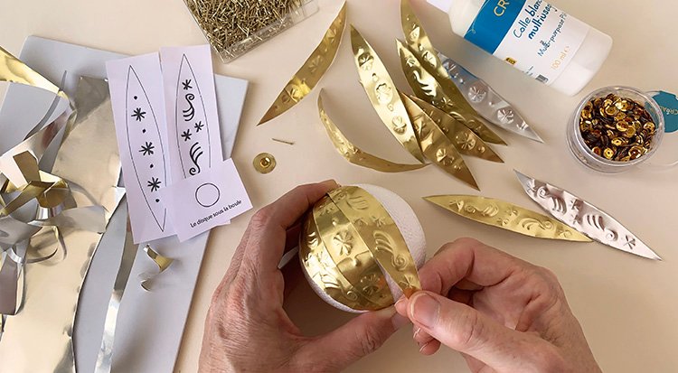 /content/dam/cultura-one/les-tutos/2025/projets-aca-noël-2025/tuto-boules-de-noël-en-métal-à-repousser-/2.TUTO_ CMS_boule metal.jpg