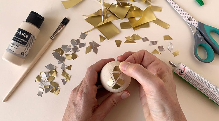 /content/dam/cultura-one/les-tutos/2025/projets-aca-noël-2025/tuto-boules-de-noël-en-métal-à-repousser-/5.TUTO_ CMS_boule metal.jpg