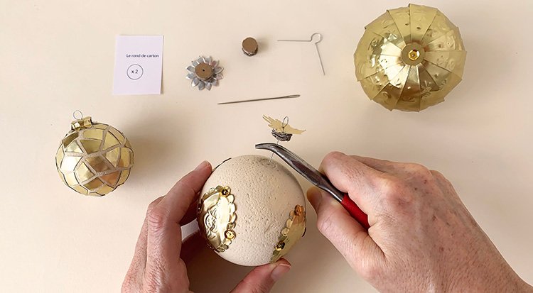 /content/dam/cultura-one/les-tutos/2025/projets-aca-noël-2025/tuto-boules-de-noël-en-métal-à-repousser-/7.TUTO_ CMS_boule metal.jpg