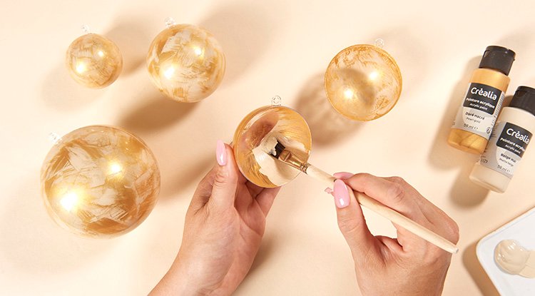 /content/dam/cultura-one/les-tutos/2025/projets-aca-noël-2025/tuto-boules-de-noël-peinture-et-paillettes/01_CMS_TUTO_BOULES_PEINTURE_PAILLETTES.jpg