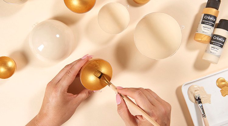 /content/dam/cultura-one/les-tutos/2025/projets-aca-noël-2025/tuto-boules-de-noël-peinture-et-paillettes/02_CMS_TUTO_BOULES_PEINTURE_PAILLETTES.jpg