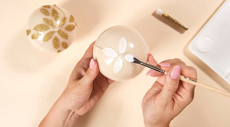 /content/dam/cultura-one/les-tutos/2025/projets-aca-noël-2025/tuto-boules-de-noël-peinture-et-paillettes/03_CMS_TUTO_BOULES_PEINTURE_PAILLETTES.jpg