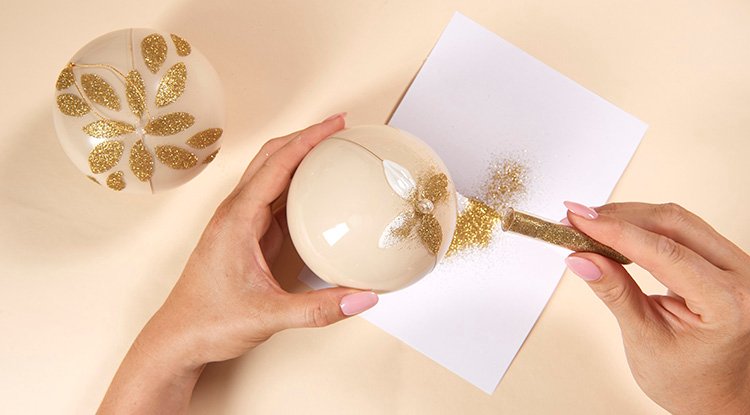 /content/dam/cultura-one/les-tutos/2025/projets-aca-noël-2025/tuto-boules-de-noël-peinture-et-paillettes/04_CMS_TUTO_BOULES_PEINTURE_PAILLETTES.jpg
