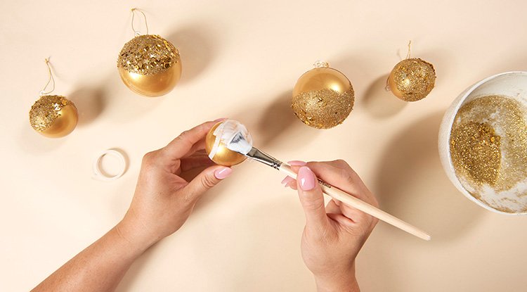 /content/dam/cultura-one/les-tutos/2025/projets-aca-noël-2025/tuto-boules-de-noël-peinture-et-paillettes/07_CMS_TUTO_BOULES_PEINTURE_PAILLETTES.jpg