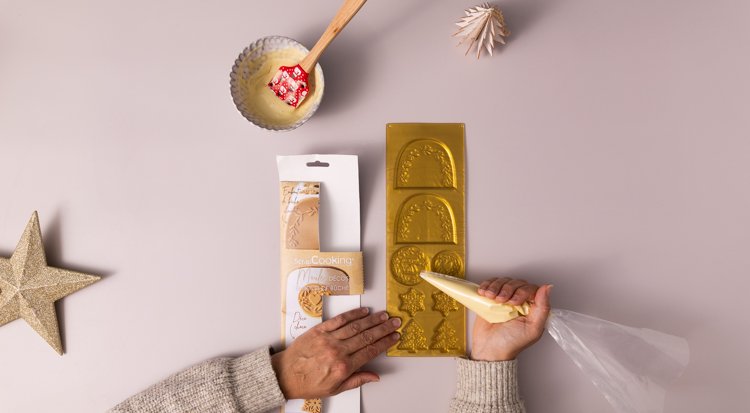 /content/dam/cultura-one/les-tutos/2025/projets-aca-noël-2025/tuto-bûche-de-noël-fruits-rouges-pistache-avec-scrapbooking-/1.TUTO_CMS_bûche framboise pistache.jpg