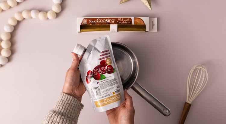 /content/dam/cultura-one/les-tutos/2025/projets-aca-noël-2025/tuto-bûche-de-noël-fruits-rouges-pistache-avec-scrapbooking-/2.TUTO_CMS_bûche framboise pistache.jpg