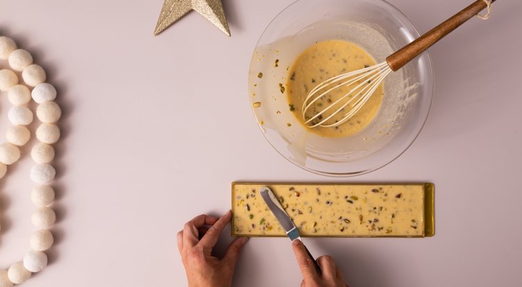 /content/dam/cultura-one/les-tutos/2025/projets-aca-noël-2025/tuto-bûche-de-noël-fruits-rouges-pistache-avec-scrapbooking-/3.TUTO_CMS_bûche framboise pistache.jpg