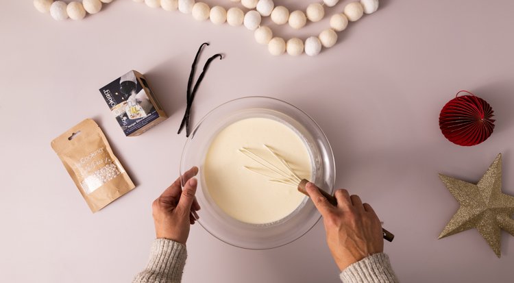 /content/dam/cultura-one/les-tutos/2025/projets-aca-noël-2025/tuto-bûche-de-noël-fruits-rouges-pistache-avec-scrapbooking-/5.TUTO_CMS_bûche framboise pistache.jpg