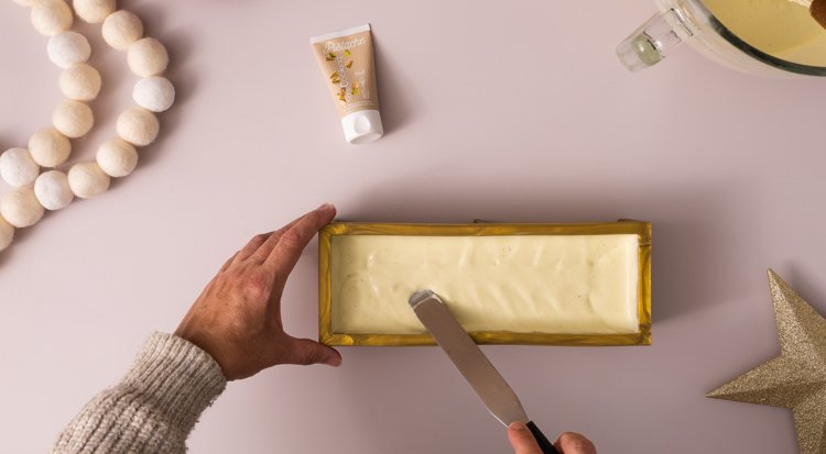 /content/dam/cultura-one/les-tutos/2025/projets-aca-noël-2025/tuto-bûche-de-noël-fruits-rouges-pistache-avec-scrapbooking-/6.2TUTO_CMS_bûche framboise pistache.jpg