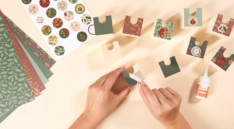 /content/dam/cultura-one/les-tutos/2025/projets-aca-noël-2025/tuto-calendrier-de-l'avent-armoire-de-noël-/04_CMS_TUTO_CALENDRIER_AVENT_ARMOIRE.jpg