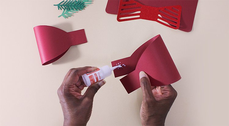 /content/dam/cultura-one/les-tutos/2025/projets-aca-noël-2025/tuto-couronne-de-noël-avec-nœud/2.TUTO_CMS_Couronne_noel_papier.jpg