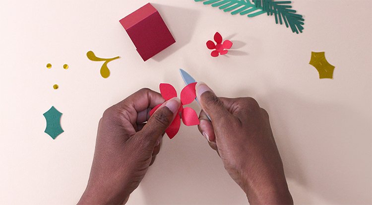 /content/dam/cultura-one/les-tutos/2025/projets-aca-noël-2025/tuto-couronne-de-noël-avec-nœud/4.TUTO_CMS_Couronne_noel_papier.jpg