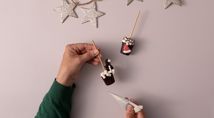 /content/dam/cultura-one/les-tutos/2025/projets-aca-noël-2025/tuto-sucette-chocolat-chaud/6.tuto_CMS-750x413-sucette-chocolat.jpg