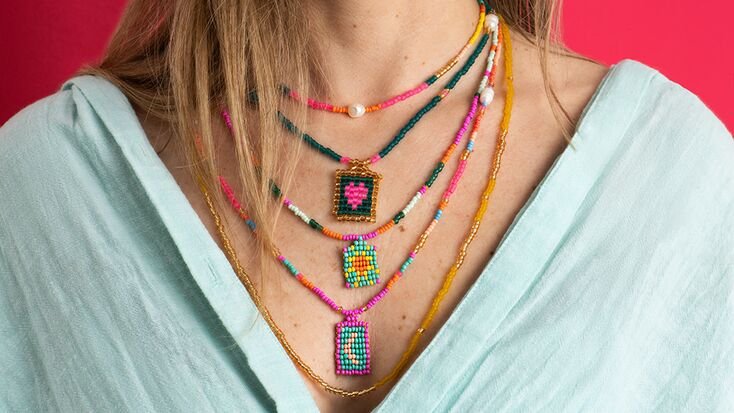 /content/dam/cultura-one/les-tutos/2025/projets-ete-juin-juillet/collier-tissé-en-perles-de-rocailles/TUTO_CMS_Format_etape-Collier_VIGNETTE.jpg