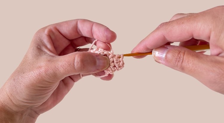 /content/dam/cultura-one/les-tutos/2025/projets-ete-juin-juillet/point-crochet-demi-bride/TUTO_CMS_Demi bride 4 - Sac crochet été granny.jpg
