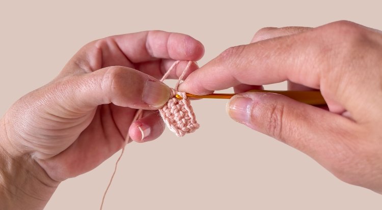 /content/dam/cultura-one/les-tutos/2025/projets-ete-juin-juillet/point-crochet-maille-coulee/TUTO_CMS_Maille coulee 3 - Sac crochet été granny.jpg