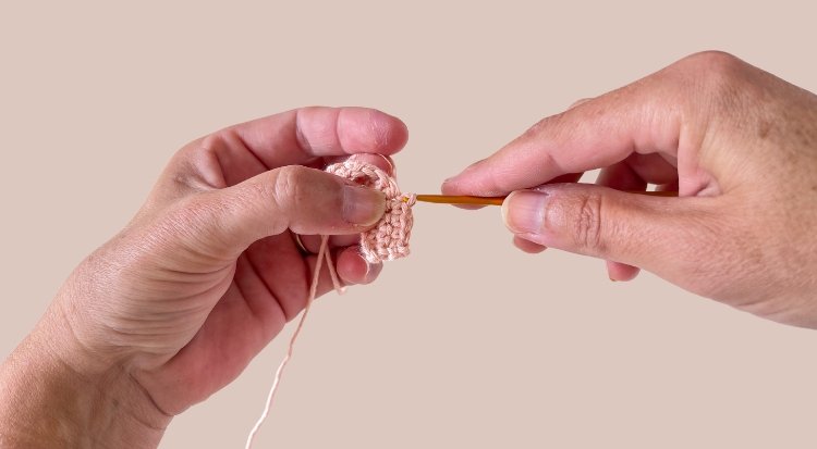 /content/dam/cultura-one/les-tutos/2025/projets-ete-juin-juillet/point-crochet-maille-coulee/TUTO_CMS_Maille coulee 4 - Sac crochet été granny.jpg