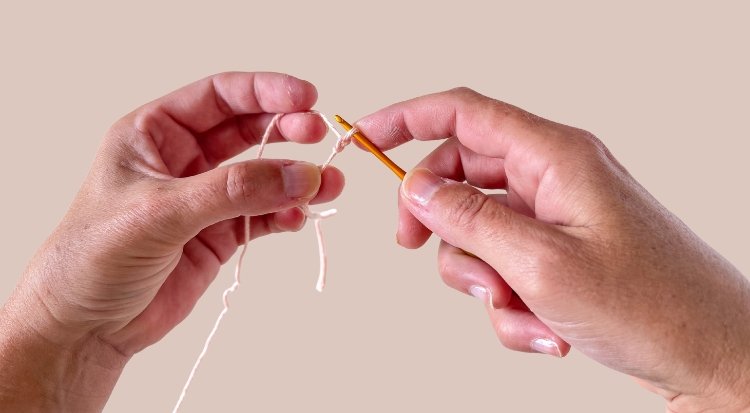 /content/dam/cultura-one/les-tutos/2025/projets-ete-juin-juillet/point-crochet-maille-en-l-air/TUTO_CMS_Maille en lair 3 - Sac crochet été granny.jpg