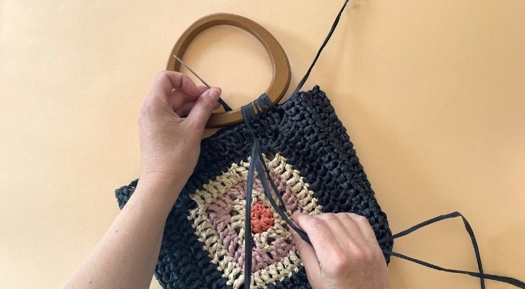 /content/dam/cultura-one/les-tutos/2025/projets-ete-juin-juillet/sac-crochet-granny-square/11. TUTO_CMS_+ Sac ete granny square crochet (1).jpg