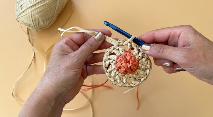 /content/dam/cultura-one/les-tutos/2025/projets-ete-juin-juillet/sac-crochet-granny-square/3. TUTO_CMS_+ Sac ete granny square crochet.jpg