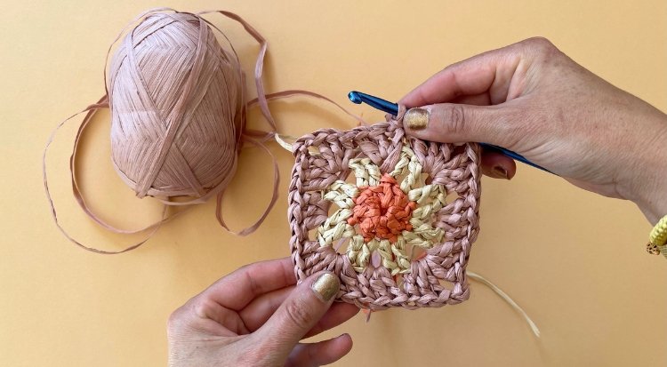 /content/dam/cultura-one/les-tutos/2025/projets-ete-juin-juillet/sac-crochet-granny-square/4. TUTO_CMS_+ Sac ete granny square crochet.jpg