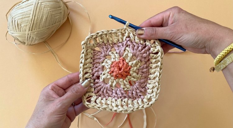 /content/dam/cultura-one/les-tutos/2025/projets-ete-juin-juillet/sac-crochet-granny-square/5. TUTO_CMS_+ Sac ete granny square crochet.jpg