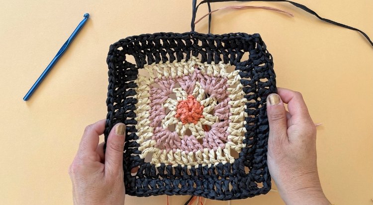 /content/dam/cultura-one/les-tutos/2025/projets-ete-juin-juillet/sac-crochet-granny-square/6. TUTO_CMS_+ Sac ete granny square crochet.jpg
