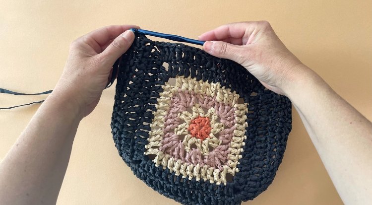 /content/dam/cultura-one/les-tutos/2025/projets-ete-juin-juillet/sac-crochet-granny-square/8. TUTO_CMS_+ Sac ete granny square crochet.jpg