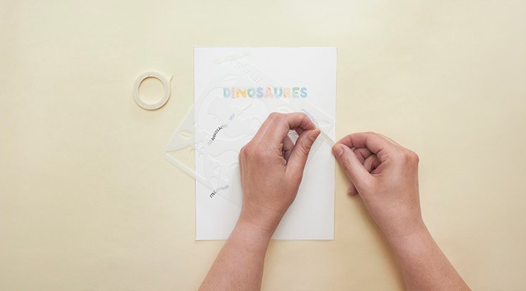 /content/dam/cultura-one/les-tutos/2025/tutos-lce-été/tuto-tableau-dinosaure/CULTURA-tutoDIY-affiche-dino-etape3.jpg