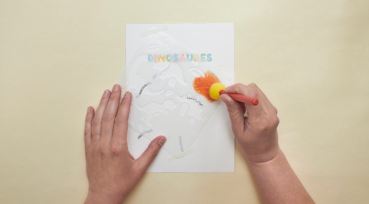 /content/dam/cultura-one/les-tutos/2025/tutos-lce-été/tuto-tableau-dinosaure/CULTURA-tutoDIY-affiche-dino-etape4.jpg