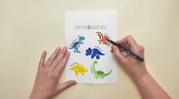 /content/dam/cultura-one/les-tutos/2025/tutos-lce-été/tuto-tableau-dinosaure/CULTURA-tutoDIY-affiche-dino-etape5.jpg