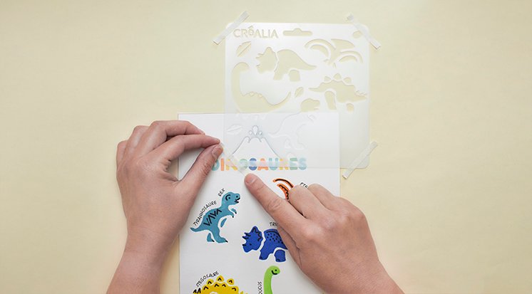 /content/dam/cultura-one/les-tutos/2025/tutos-lce-été/tuto-tableau-dinosaure/CULTURA-tutoDIY-affiche-dino-etape6.jpg