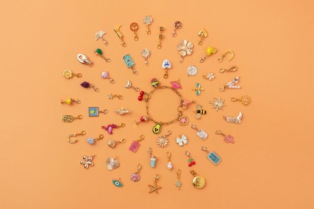 /content/dam/cultura-one/les-tutos/2026/projets-aca/porte-clefs-charms-breloques/TUTO_CMS_Format_etape-Bijoux_charms_PAYSAGE.jpg
