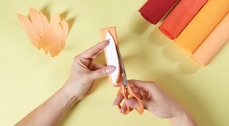 /content/dam/cultura-one/les-tutos/2026/projets-aca/pâques-printemps/chemin-de-table-fleurs-crepon-paques/01_CMS_TUTOS_FLEURS_PAPIER_CREPON.jpg
