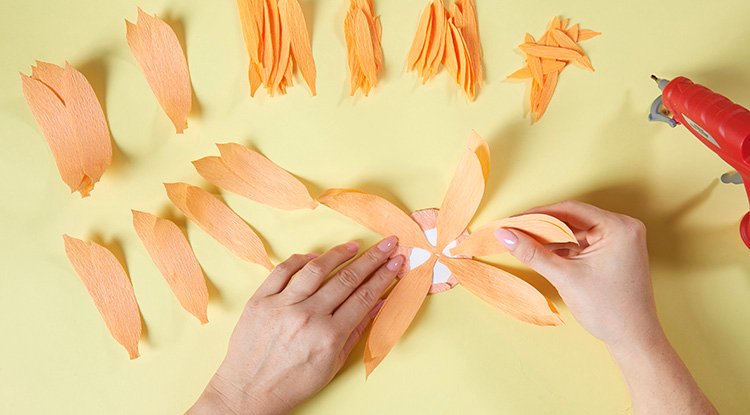 /content/dam/cultura-one/les-tutos/2026/projets-aca/pâques-printemps/chemin-de-table-fleurs-crepon-paques/02_CMS_TUTOS_FLEURS_PAPIER_CREPON.jpg