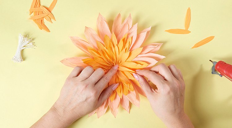 /content/dam/cultura-one/les-tutos/2026/projets-aca/pâques-printemps/chemin-de-table-fleurs-crepon-paques/03_CMS_TUTOS_FLEURS_PAPIER_CREPON.jpg