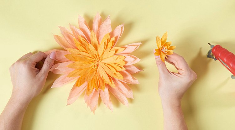 /content/dam/cultura-one/les-tutos/2026/projets-aca/pâques-printemps/chemin-de-table-fleurs-crepon-paques/04_CMS_TUTOS_FLEURS_PAPIER_CREPON.jpg