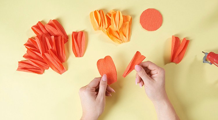/content/dam/cultura-one/les-tutos/2026/projets-aca/pâques-printemps/chemin-de-table-fleurs-crepon-paques/06_CMS_TUTOS_FLEURS_PAPIER_CREPON.jpg
