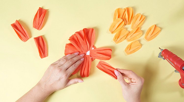 /content/dam/cultura-one/les-tutos/2026/projets-aca/pâques-printemps/chemin-de-table-fleurs-crepon-paques/07_CMS_TUTOS_FLEURS_PAPIER_CREPON.jpg