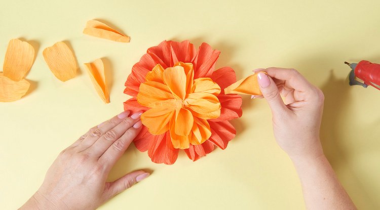 /content/dam/cultura-one/les-tutos/2026/projets-aca/pâques-printemps/chemin-de-table-fleurs-crepon-paques/08_CMS_TUTOS_FLEURS_PAPIER_CREPON.jpg