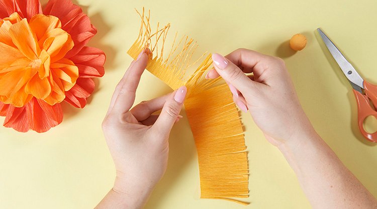 /content/dam/cultura-one/les-tutos/2026/projets-aca/pâques-printemps/chemin-de-table-fleurs-crepon-paques/09_CMS_TUTOS_FLEURS_PAPIER_CREPON.jpg
