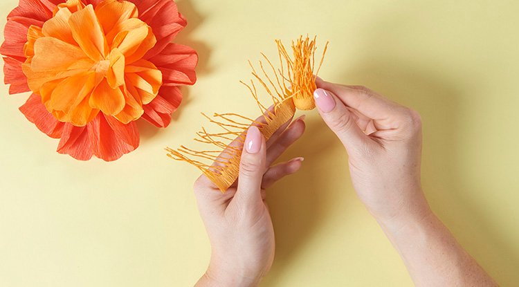 /content/dam/cultura-one/les-tutos/2026/projets-aca/pâques-printemps/chemin-de-table-fleurs-crepon-paques/10_CMS_TUTOS_FLEURS_PAPIER_CREPON.jpg