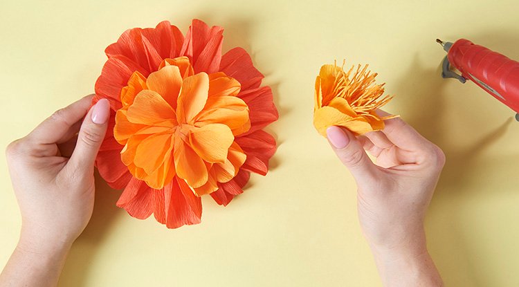 /content/dam/cultura-one/les-tutos/2026/projets-aca/pâques-printemps/chemin-de-table-fleurs-crepon-paques/11_CMS_TUTOS_FLEURS_PAPIER_CREPON.jpg