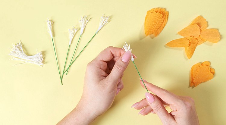 /content/dam/cultura-one/les-tutos/2026/projets-aca/pâques-printemps/chemin-de-table-fleurs-crepon-paques/12_CMS_TUTOS_FLEURS_PAPIER_CREPON.jpg