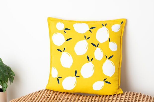 /content/dam/cultura-one/les-tutos/2026/projets-aca/thermocollants-et-custo-patchs/coussins-d-ete-thermocollants/TUTO_CMS_Format_etape-Thermo_coussin_citron_PAYSAGE.jpg