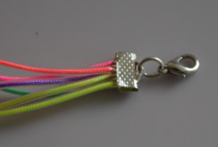 /content/dam/cultura-one/les-tutos/2026/projets-lce/mise-a-jour-ancien-tuto/bracelet-tressé-scoubidou/TUTO_CMS_Format_etape-braceletscoubidou_5.jpg