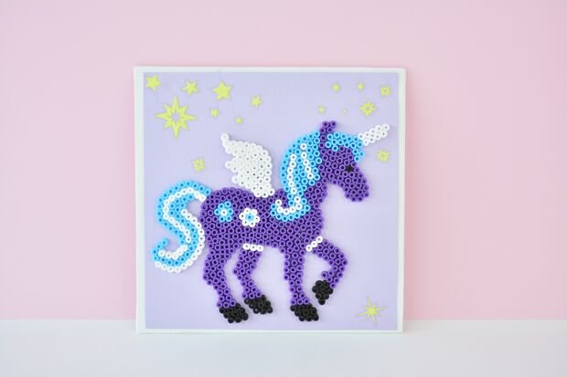 /content/dam/cultura-one/les-tutos/2026/projets-lce/mise-a-jour-ancien-tuto/cadre-licorne-perles-à-repasser/TUTO_CMS_Format_etape-Licorne perle à repasser photo final.jpg
