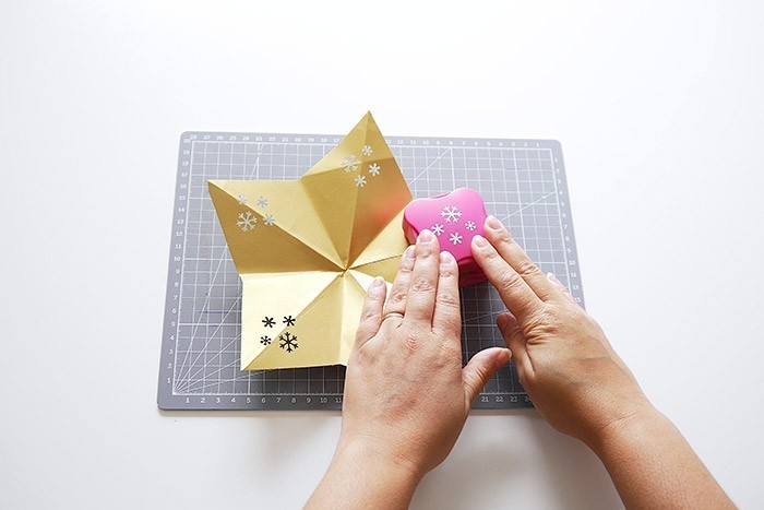 /content/dam/cultura-one/les-tutos/m1/2019/noel/papeterie/etoile_origami/14.jpg