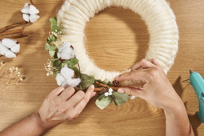 /content/dam/cultura-one/les-tutos/m1/2020/noel/nature_green/couronne/7.jpg