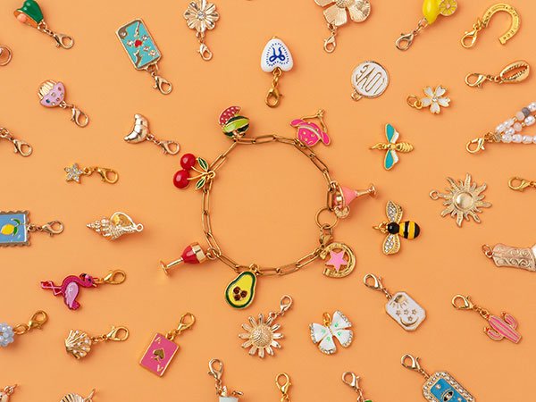 /content/dam/cultura-one/newsletters/2026/commerciales/05_13_aca_custo/charms.jpg